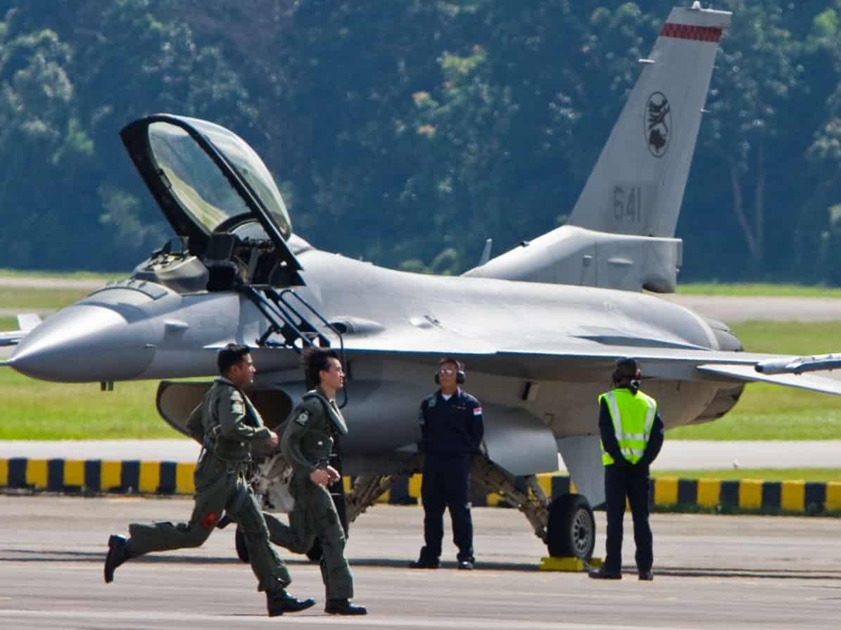 RSAF_F-16´s_preparing_to_scramble Cropped